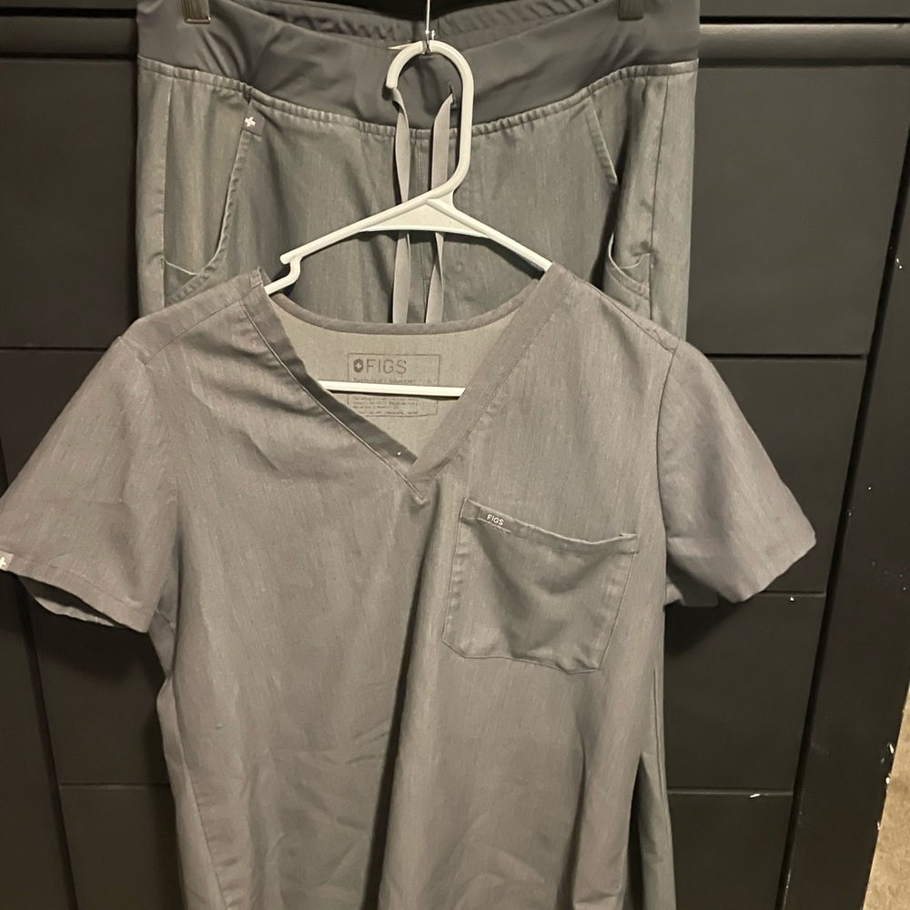 Figs. Sm/Tall Used. Grey. Jogger Style (Top+Bottoms).